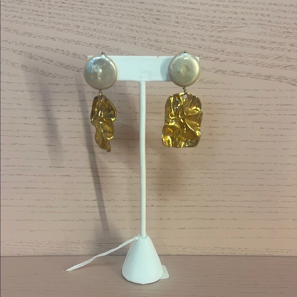 Sarah Seven Gold and Cream Earrings with Elegant Design